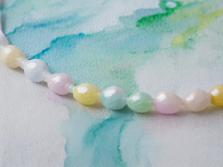 Gota de acuarela sin absorberse sobre una preparación de lienzo con gesso demasiado liso