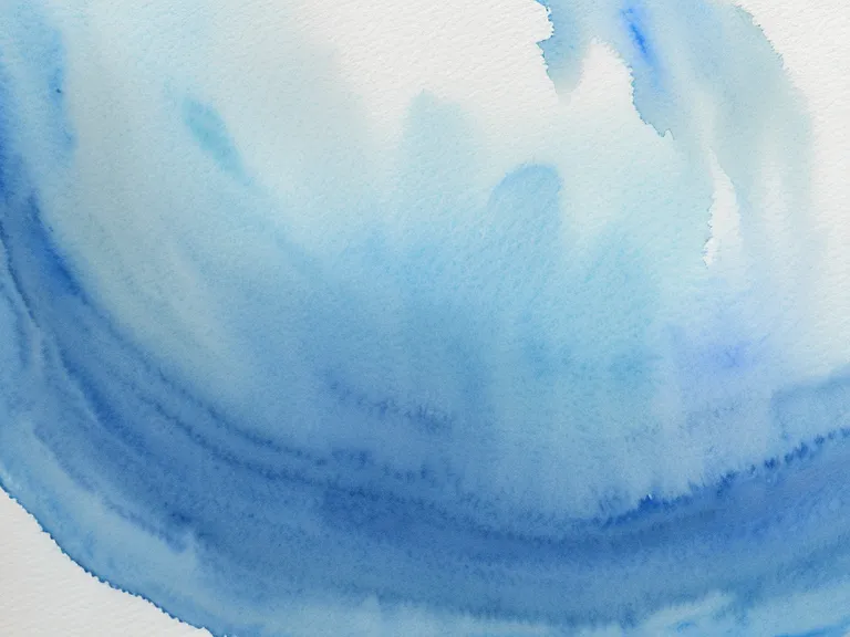 Papel grueso con relieve de gesso y aguada de acuarela azul, ejemplo de técnica mixta